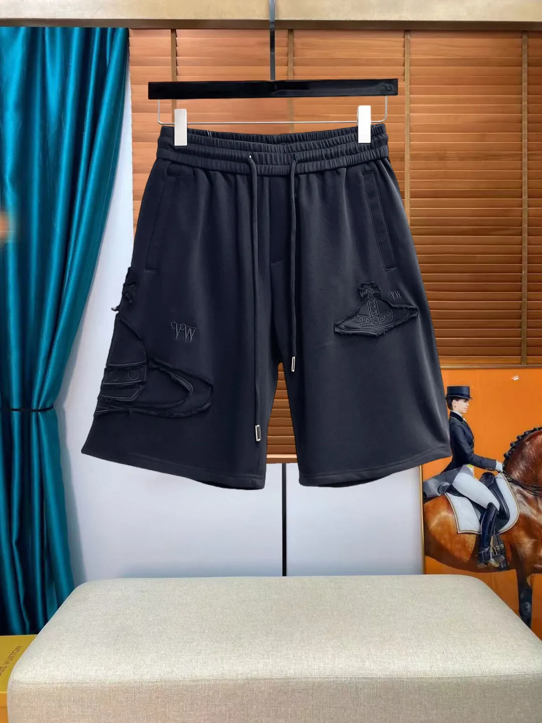 The Queen Mother's three-standard complete 2026 summer New Arrival men's casual shorts, advanced custom-made fabric Breathable fabric, Breathable elasticity and comfort, impeccable details, top-grade accessories, original logo design concept, delicate and soft feel! The upper body fit is awesome! Size: M-XXXL Please state your height and weight when ordering